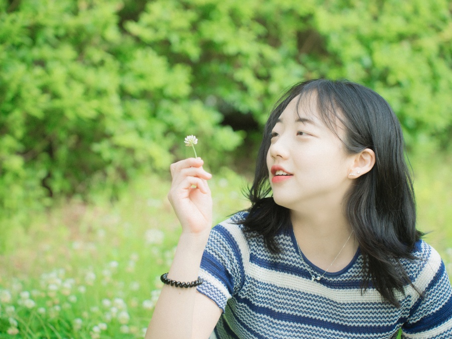 꽃을 바라보는 환경 활동가 홍다경